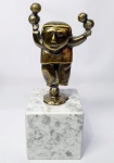 INOS CORRADIN com certificado - ´´EQUILIBRISTA´´ - Charmosa e linda escultura executada em bronze com bela pátina á ouro branco de excepcional qualidade escultórica e fundição representando clássico equilibrista elegantemente montada sobre grande e elegante caixa de mármore italiano carrara. Assinado Inos. Perfeito estado de conservação. Mede 28 x 10 x 10 cm. Acompanha certificado de autenticidade emitido pelo artista e registrado em cartório. NOTA: Artista premiado e catalogado. 1929 Nasce em 14 de novembro, em Vogogna, Piemonti, Itália. Com alguns meses seus pais transferem-se para Montreaux, Suíça Francesa, onde permanece até os 5 anos de idade. Depois, volta para a Itália, em Castelbado, Província de Padova, terra de seus pais, onde passa a infância e juventude. 1945Estuda pintura com o professor Tardivello. 1947Colabora com o pintor Pendini na execução de um mural alusivo aos mártires da resistência italiana, em Castelbaldo, Padova Itália. 1950Chega ao Brasil, estabelecendo-se em Jundiaí, São Paulo. 1951Conhece o pintor argentino Osvaldo Navarro que dirige o Atelier Cooperativa Politone na Vila Mariana, São Paulo. É convidado a fazer parte do núcleo artístico do qual participam, entre outros, os pintores: Ian Woronieki e Geraldo Trindade Leal e mais cinco pintores. 1952Convidado a participar do II Salão Paulista de arte moderna de São Paulo. 1953Chega a Salvador da Bahia com o pintor Trindade Leal. Conhece o grupo artístico baiano da época: Mário Cravo Júnior, Rubens Valentin, Aguinaldo dos Santos, Caribè, Raimundo de Oliveira, Pancetti, Jenner Augusto, Wilson Rocha e Mirabeau Sampaio, o crítico Wilson Rocha e o cantor e compositor Dorival Caymmi. 1954Convidado a participar do Salão Nacional de Arte Moderna do Rio de Janeiro.Osvaldo Gil Navarro o convida a participar da equipe de cenógrafos do Ballet do IV Centenário de São Paulo. Executa cenários para ballet e peças teatrais para Rugero Giacobbi e Aldo Cravo.1955Continua ativo como cenógrafo. 1957Começa uma nova fase de sua vida. Chega a Ibiúna, São Paulo, onde pinta e trabalha com os madeireiros que na época tinham na madeira sua principal fonte de economia, de onde extraia madeira para sua pequena fábrica de brinquedos. Nesta cidade, conhece o seu primeiro e mais importante marchand: Américo Reisfeld, que após cessar suas atividades é sucedido por seu genro, o Sr. Josef Bar-Tzion, que o representa em diversas exposições internacionais. 1960Casa-se com Maria Helena Rolin Carmelo com a qual teve três filhos. 1976É representado pela Sra. Carla Surian Albori com exclusividade européia. 1977Faz sua primeira exposição individual na Galeria de Arte André São Paulo, hoje denominada Nova André Galeria, onde trabalhou com exclusividade para André Blau, desde o começo da década de 60. 1979Contratado para pintar um cenário 8 x 11m para o teatro de Rovigo Itália 1990A Prefeitura de Jundiaí adquire 5 obras, com motivos religiosos, que estão expostos no Velório Municipal Adamastor Fernandes. 1993A Prefeitura Municipal de Jundiaí lhe presta uma homenagem pelos seus 40 Anos de Pintura, organizando uma exposição retrospectiva no Paço Municipal Nova Jundiaí, com obras emprestadas por inúmeros colecionadores. 1997Lança o livro La Visione Incantata na Nova André Galeria, em S.Paulo, com uma exposição. (livro lançado simultaneamente no Brasil e na Europa), lançado por Edas Edizioni DArte Surian. 2001Lança seu livro Venticinque Anni di mostre in Europa, lançado por Edas Edizioni DArte Surian. 2002A Companhia Italiana Costa Navegações lança ao mar o navio Costa Atlântica em Veneza e o contrata para decorar suas cabines com 800 serigrafias e 42 óleos sobre tela.Passa a fazer parte dos anais da Câmara Federal com discurso feito pelo Deputado Federal André Benassi ressaltando sua importância na pintura no Brasil e exterior. 2004Comemora 50 anos de pintura com uma super exposição no Hotel Intercontinental, na Al.Santos em S.Paulo, onde lançou seu livro 50 Anos de Pintura, editado por Auderi Martins. 2005É solicitado pela Prefeitura Municipal de Jundiaí, através do Prefeito Ary Fossen para criar um selo comemorativo dos 350 anos da cidade. Este selo também foi lançado pela Empresa Brasileira de Correios e Telégrafos. 2006É homenageado pela Associação Terapêutica de Estimulação Auditiva e Linguagem - ATEAL, juntamente com a Prefeitura Municipal de Jundiaí, em função de sua benemerência com as crianças assistidas dessa ONG, que inclusive reproduziram de forma singular algumas de suas obras. 2007Pinta o óleo sobre tela Tributo à Serra do Japi (l,80 x 9,00m), cuja réplica transformada num painel de 9,00 e 4,5 metros, encontra-se em exposição permanente na Rodoviária de Jundiaí, a convite do Prefeito Ary Fossen. 2008Lançamento do documentário INOS que traça um panorama de sua vida artística nos seus 56 anos de carreira, bem como curiosidades de sua vida pessoal. 2009Ano em que Inos completa 80 anos. As comemorações começaram em maio, na Itália, onde ele foi homenageado pela Prefeitura de Padova, através do Prefeito Flavio Zanonato, com uma exposição num Palácio Medieval do século XVI, na Salla della Gran Guardia na Piazza dei Signori.Em setembro, Inos fecha as comemorações com uma grande exposição na Nova André Galeria, onde trabalhou com exclusividade por 30 anos. Inos retorna à sua velha casa, depois de percorrer um longo caminho com mais de 200 exposições internacionais.Ainda em 2009,lança a 2ª edição do livro 50 Anos de Pintura com uma noite de autógrafos na Livraria da Vila, Al.Lorena em S.Paulo; 2010A Prefeitura de Jundiaí, por iniciativa do prefeito, Sr. Miguel Haddad, presta-lhe uma homenagem pelos seus 80 anos com uma exposição de esculturas e fotos de sua carreira ao lado de familiares e celebridades do mundo das artes, da música e da política nacional e internacional. O momento mais emocionante da homenagem foi o espetáculo musical, organizado por sua assessora Sandra Carnio, chamado Um concerto para Inos com músicas que retrataram momentos marcantes da vida do pintor, tendo à frente a cantora Clarina Fasanaro e músicos convidados.A convite do artista Ivald Granato passa a integrar o Grupo dos Onze (G11). O referido grupo é composto de renomados artistas da atualidade, dentre eles Cláudio Tozzi, Mario Gruber, Peticov, entre outros.A escultura O Saxofonista é escolhida para premiar sessenta grandes nomes da indústria musical brasileira no evento Expo Show Business, promovido por Tom Gomes. Dentre os premiados, Dody Serena, empresário do cantor Roberto Carlos, Guto Graça Mello, produtor musical da TV Globo, Marcelo Castello Branco, presidente da gravadora EMI e José Celso Guida, diretor geral da gravadora Biscoito Fino. 2011É homenageado com a exposição Gabinete de Arte Inos Corradin na Câmara Federal Brasília - DF , por ocasião do Momento Itália/Brasil. Inos que chegou ao Brasil na década de 50 é um símbolo da ligação e amizade entre brasileiros e italianos. 2013É homenageado na cidade de Padova - Itália, com o prêmio "Città di Padova 2013" pela sua trajetória artística.