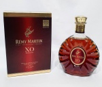 Clássico conhaque Rémy Martin. Linda garrafa lacrada de 700ml. Acondicionado na caixa original, sem evaporação. Perfeito estado de conservação. Caixa mede 23 x 16 x 8 cm. A magnífica combinação entre o luxuoso aroma e o aveludado de sua textura, é envelhecida por no mínimo 6 anos em barris de carvalho. Apresenta um visual dourado escuro com tons de mogno e uma combinação aromática muito complexa e exuberante, composta por frutas como figo, ameixa e doce de laranja, unidas a notas florais, jasmim, íris, canela e avelã, em uma graduação alcoólica de 40%, e paladar potente, elegante e aveludado que evidencia a opulência suprema do seu néctar.Origem: França