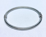 VIVARA - BELÍSSIMO BRACELETE EM PRATA DE LEI TEOR 925, DESIGN MODERNO EXCLUSIVO DE EXCEPCIONAL OURIVESARIA COM RICO TRABALHO E FINO ACABAMENTO. PERFEITO ESTADO DE CONSERVAÇÃO. NÃO APARENTA USO . MEDE APROX 6,5 X 7,0 CM . ESPESSURA 0,3 CM.