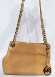 MICHAEL KORS - Lindíssima bolsa mini, executada finamente em couro legítimo, bela tonalidade caramelo, alça de mão ajustável para ombro em ferragens dourada com logo da marca padrão, dois bolsos internos. Perfeito estado de conservação. Mede aproximadamente 50 x 30 x 8 cm.