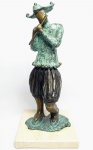 LEYA TERRANOVA ROCHA - ´´ARLEQUIM´´ - Magnífica e majestosa escultura moderna finamente esculpida em bronze patinado de excepcional qualidade representando figura escultórica musical dita ´´Arlequim´´ rica em movimentos. Sustentada por base em mármore espanhol Crema Marfil, assinada no bronze. Mede 33,5 x 15 x 15 cm. Perfeito estado de conservação. NOTA SOBRE A ARTISTA: Leya Terranova Rocha começou suas atividades no atelier de Bernardo Caro em 1976 retomando-as em 1991 no atelier Cristina Roese. Desde então tem feito trabalhos em bronze, cimento, resina, pedras, mármore, madeira e até mesmo raízes, sempre participou de salões nacionais e internacionais. Participou desde 1992 de mais de 70 exposições e palestras nacionais como o salão das belas artes, EMRJ, salão de arte contemporânea de São Paulo, exposição Casa D´Itália e muitas outras pelo Brasil, internacionalmente participou de algumas em Portugal, na famosa galeria Pepper´s, Bienal internacional do prestígio, etc. Na Austrália participou em Camberra da exposição ´´QUINHENTOS ANOS DE ARTE BRASILEIRA´´. Já ganhou diversos prêmios, honrarias, medalhas e troféus pelo Brasil á fora.