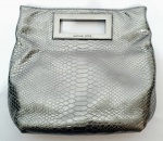 MICHAEL KORS - Lindíssima e rara bolsa executada em couro dito chumbo, versão limitada, com riquíssimo trabalho e coloração, espaço interno com fechamento de imã, alça de ombro regulável e pega de mão em metal. Mede aproximadamente 25 x 30 x 10 cm sem a alça de ombro. Perfeito estado de conservação. Acompanha dust bag.