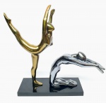 Lindíssima e clássica grande escultura executada em metal de ótima fundição e qualidade escultórica, riquíssima em movimentos representado cena artística, assegurada por base de forma retangular. Mede 34 x 37 x 10 cm. Bom estado de conservação.