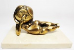 INOS CORRADIN com certificado - '' BANHISTA '' - Técnica nova bronze Ouro Velho. Rara e belíssima delicada escultura em bronze de excelente fundição elegantemente montada sobre base de mármore espanhol Crema Marfil. Assinado Inos em perfeito estado de conservação. Mede 14 x 22 x 16 CM. Acompanha certificado de autenticidade emitido pelo artista e registrado em cartório . nota: NOTA: Equilibrista foi o tema que consagrou o artista , tema esse muito desejado e hoje muito raro no mercado devido a alta procura . Valor de mercado para essa obra varia de 8 a 10 mil reais , oportunidade . Acompanha elegante moldura nova . 1929 Nasce em 14 de novembro, em Vogogna, Piemonti, Itália. Com alguns meses seus pais transferem-se para Montreaux, Suíça Francesa, onde permanece até os 5 anos de idade. Depois, volta para a Itália, em Castelbado, Província de Padova, terra de seus pais, onde passa a infância e juventude. 1945Estuda pintura com o professor Tardivello. 1947Colabora com o pintor Pendini na execução de um mural alusivo aos mártires da resistência italiana, em Castelbaldo, Padova Itália. 1950Chega ao Brasil, estabelecendo-se em Jundiaí, São Paulo. 1951Conhece o pintor argentino Osvaldo Navarro que dirige o Atelier Cooperativa Politone na Vila Mariana, São Paulo. É convidado a fazer parte do núcleo artístico do qual participam, entre outros, os pintores: Ian Woronieki e Geraldo Trindade Leal e mais cinco pintores. 1952Convidado a participar do II Salão Paulista de arte moderna de São Paulo. 1953Chega a Salvador da Bahia com o pintor Trindade Leal. Conhece o grupo artístico baiano da época: Mário Cravo Júnior, Rubens Valentin, Aguinaldo dos Santos, Caribè, Raimundo de Oliveira, Pancetti, Jenner Augusto, Wilson Rocha e Mirabeau Sampaio, o crítico Wilson Rocha e o cantor e compositor Dorival Caymmi. 1954Convidado a participar do Salão Nacional de Arte Moderna do Rio de Janeiro.Osvaldo Gil Navarro o convida a participar da equipe de cenógrafos do Ballet do IV Centenário de São Paulo. Executa cenários para ballet e peças teatrais para Rugero Giacobbi e Aldo Cravo.1955Continua ativo como cenógrafo. 1957Começa uma nova fase de sua vida. Chega a Ibiúna, São Paulo, onde pinta e trabalha com os madeireiros que na época tinham na madeira sua principal fonte de economia, de onde extraia madeira para sua pequena fábrica de brinquedos. Nesta cidade, conhece o seu primeiro e mais importante marchand: Américo Reisfeld, que após cessar suas atividades é sucedido por seu genro, o Sr. Josef Bar-Tzion, que o representa em diversas exposições internacionais. 1960Casa-se com Maria Helena Rolin Carmelo com a qual teve três filhos. 1976É representado pela Sra. Carla Surian Albori com exclusividade européia. 1977Faz sua primeira exposição individual na Galeria de Arte André São Paulo, hoje denominada Nova André Galeria, onde trabalhou com exclusividade para André Blau, desde o começo da década de 60. 1979Contratado para pintar um cenário 8 x 11m para o teatro de Rovigo Itália 1990A Prefeitura de Jundiaí adquire 5 obras, com motivos religiosos, que estão expostos no Velório Municipal Adamastor Fernandes. 1993A Prefeitura Municipal de Jundiaí lhe presta uma homenagem pelos seus 40 Anos de Pintura, organizando uma exposição retrospectiva no Paço Municipal Nova Jundiaí, com obras emprestadas por inúmeros colecionadores. 1997Lança o livro La Visione Incantata na Nova André Galeria, em S.Paulo, com uma exposição. (livro lançado simultaneamente no Brasil e na Europa), lançado por Edas Edizioni DArte Surian. 2001Lança seu livro Venticinque Anni di mostre in Europa, lançado por Edas Edizioni DArte Surian. 2002A Companhia Italiana Costa Navegações lança ao mar o navio Costa Atlântica em Veneza e o contrata para decorar suas cabines com 800 serigrafias e 42 óleos sobre tela.Passa a fazer parte dos anais da Câmara Federal com discurso feito pelo Deputado Federal André Benassi ressaltando sua importância na pintura no Brasil e exterior. 2004Comemora 50 anos de pintura com uma super exposição no Hotel Intercontinental, na Al.Santos em S.Paulo, onde lançou seu livro 50 Anos de Pintura, editado por Auderi Martins. 2005É solicitado pela Prefeitura Municipal de Jundiaí, através do Prefeito Ary Fossen para criar um selo comemorativo dos 350 anos da cidade. Este selo também foi lançado pela Empresa Brasileira de Correios e Telégrafos. 2006É homenageado pela Associação Terapêutica de Estimulação Auditiva e Linguagem - ATEAL, juntamente com a Prefeitura Municipal de Jundiaí, em função de sua benemerência com as crianças assistidas dessa ONG, que inclusive reproduziram de forma singular algumas de suas obras. 2007Pinta o óleo sobre tela Tributo à Serra do Japi (l,80 x 9,00m), cuja réplica transformada num painel de 9,00 e 4,5 metros, encontra-se em exposição permanente na Rodoviária de Jundiaí, a convite do Prefeito Ary Fossen. 2008Lançamento do documentário INOS que traça um panorama de sua vida artística nos seus 56 anos de carreira, bem como curiosidades de sua vida pessoal. 2009Ano em que Inos completa 80 anos. As comemorações começaram em maio, na Itália, onde ele foi homenageado pela Prefeitura de Padova, através do Prefeito Flavio Zanonato, com uma exposição num Palácio Medieval do século XVI, na Salla della Gran Guardia na Piazza dei Signori.Em setembro, Inos fecha as comemorações com uma grande exposição na Nova André Galeria, onde trabalhou com exclusividade por 30 anos. Inos retorna à sua velha casa, depois de percorrer um longo caminho com mais de 200 exposições internacionais.Ainda em 2009,lança a 2ª edição do livro 50 Anos de Pintura com uma noite de autógrafos na Livraria da Vila, Al.Lorena em S.Paulo; 2010A Prefeitura de Jundiaí, por iniciativa do prefeito, Sr. Miguel Haddad, presta-lhe uma homenagem pelos seus 80 anos com uma exposição de esculturas e fotos de sua carreira ao lado de familiares e celebridades do mundo das artes, da música e da política nacional e internacional. O momento mais emocionante da homenagem foi o espetáculo musical, organizado por sua assessora Sandra Carnio, chamado Um concerto para Inos com músicas que retrataram momentos marcantes da vida do pintor, tendo à frente a cantora Clarina Fasanaro e músicos convidados.A convite do artista Ivald Granato passa a integrar o Grupo dos Onze (G11). O referido grupo é composto de renomados artistas da atualidade, dentre eles Cláudio Tozzi, Mario Gruber, Peticov, entre outros.A escultura O Saxofonista é escolhida para premiar sessenta grandes nomes da indústria musical brasileira no evento Expo Show Business, promovido por Tom Gomes. Dentre os premiados, Dody Serena, empresário do cantor Roberto Carlos, Guto Graça Mello, produtor musical da TV Globo, Marcelo Castello Branco, presidente da gravadora EMI e José Celso Guida, diretor geral da gravadora Biscoito Fino. 2011É homenageado com a exposição Gabinete de Arte Inos Corradin na Câmara Federal Brasília - DF , por ocasião do Momento Itália/Brasil. Inos que chegou ao Brasil na década de 50 é um símbolo da ligação e amizade entre brasileiros e italianos. 2013É homenageado na cidade de Padova - Itália, com o prêmio "Città di Padova 2013" pela sua trajetória artística.
