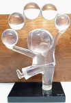 INOS CORRADIN com certificado - ''Equilibrista'' - Elegante e belíssima escultura em rara técnica de acrílico de excepcional qualidade escultórica, elegantemente montada sobre base de mesmo feitio. Assinado Inos na base. Perfeito estado de conservação. Mede 33 x 19 x 12 cm. Acompanha certificado de autenticidade emitido pelo artista e registrado em cartório. NOTA: Artista premiado e catalogado.1929 Nasce em 14 de novembro, em Vogogna, Piemonti, Itália. Com alguns meses seus pais transferem-se para Montreaux, Suíça Francesa, onde permanece até os 5 anos de idade. Depois, volta para a Itália, em Castelbado, Província de Padova, terra de seus pais, onde passa a infância e juventude. 1945 estuda pintura com o professor Tardivello. 1947Colabora com o pintor Pendini na execução de um mural alusivo aos mártires da resistência italiana, em Castelbaldo, Padova Itália. 1950Chega ao Brasil, estabelecendo-se em Jundiaí, São Paulo. 1951Conhece o pintor argentino Osvaldo Navarro que dirige o Atelier Cooperativa Politone na Vila Mariana, São Paulo. É convidado a fazer parte do núcleo artístico do qual participam, entre outros, os pintores: Ian Woronieki e Geraldo Trindade Leal e mais cinco pintores. 1952Convidado a participar do II Salão Paulista de arte moderna de São Paulo. 1953Chega a Salvador da Bahia com o pintor Trindade Leal. Conhece o grupo artístico baiano da época: Mário Cravo Júnior, Rubens Valentin, Aguinaldo dos Santos, Caribè, Raimundo de Oliveira, Pancetti, Jenner Augusto, Wilson Rocha e Mirabeau Sampaio, o crítico Wilson Rocha e o cantor e compositor Dorival Caymmi. 1954Convidado a participar do Salão Nacional de Arte Moderna do Rio de Janeiro.Osvaldo Gil Navarro o convida a participar da equipe de cenógrafos do Ballet do IV Centenário de São Paulo. Executa cenários para ballet e peças teatrais para Rugero Giacobbi e Aldo Cravo.1955Continua ativo como cenógrafo. 1957Começa uma nova fase de sua vida. Chega a Ibiúna, São Paulo, onde pinta e trabalha com os madeireiros que na época tinham na madeira sua principal fonte de economia, de onde extraia madeira para sua pequena fábrica de brinquedos. Nesta cidade, conhece o seu primeiro e mais importante marchand: Américo Reisfeld, que após cessar suas atividades é sucedido por seu genro, o Sr. Josef Bar-Tzion, que o representa em diversas exposições internacionais. 1960Casa-se com Maria Helena Rolin Carmelo com a qual teve três filhos. 1976É representado pela Sra. Carla Surian Albori com exclusividade européia. 1977Faz sua primeira exposição individual na Galeria de Arte André São Paulo, hoje denominada Nova André Galeria, onde trabalhou com exclusividade para André Blau, desde o começo da década de 60. 1979Contratado para pintar um cenário 8 x 11m para o teatro de Rovigo Itália 1990A Prefeitura de Jundiaí adquire 5 obras, com motivos religiosos, que estão expostos no Velório Municipal Adamastor Fernandes. 1993A Prefeitura Municipal de Jundiaí lhe presta uma homenagem pelos seus 40 Anos de Pintura, organizando uma exposição retrospectiva no Paço Municipal Nova Jundiaí, com obras emprestadas por inúmeros colecionadores. 1997Lança o livro La Visione Incantata na Nova André Galeria, em S.Paulo, com uma exposição. (livro lançado simultaneamente no Brasil e na Europa), lançado por Edas Edizioni DArte Surian. 2001Lança seu livro Venticinque Anni di mostre in Europa, lançado por Edas Edizioni DArte Surian. 2002A Companhia Italiana Costa Navegações lança ao mar o navio Costa Atlântica em Veneza e o contrata para decorar suas cabines com 800 serigrafias e 42 óleos sobre tela.Passa a fazer parte dos anais da Câmara Federal com discurso feito pelo Deputado Federal André Benassi ressaltando sua importância na pintura no Brasil e exterior. 2004Comemora 50 anos de pintura com uma super exposição no Hotel Intercontinental, na Al.Santos em S.Paulo, onde lançou seu livro 50 Anos de Pintura, editado por Auderi Martins. 2005É solicitado pela Prefeitura Municipal de Jundiaí, através do Prefeito Ary Fossen para criar um selo comemorativo dos 350 anos da cidade. Este selo também foi lançado pela Empresa Brasileira de Correios e Telégrafos. 2006É homenageado pela Associação Terapêutica de Estimulação Auditiva e Linguagem - ATEAL, juntamente com a Prefeitura Municipal de Jundiaí, em função de sua benemerência com as crianças assistidas dessa ONG, que inclusive reproduziram de forma singular algumas de suas obras. 2007Pinta o óleo sobre tela Tributo à Serra do Japi (l,80 x 9,00m), cuja réplica transformada num painel de 9,00 e 4,5 metros, encontra-se em exposição permanente na Rodoviária de Jundiaí, a convite do Prefeito Ary Fossen. 2008Lançamento do documentário INOS que traça um panorama de sua vida artística nos seus 56 anos de carreira, bem como curiosidades de sua vida pessoal. 2009Ano em que Inos completa 80 anos. As comemorações começaram em maio, na Itália, onde ele foi homenageado pela Prefeitura de Padova, através do Prefeito Flavio Zanonato, com uma exposição num Palácio Medieval do século XVI, na Salla della Gran Guardia na Piazza dei Signori.Em setembro, Inos fecha as comemorações com uma grande exposição na Nova André Galeria, onde trabalhou com exclusividade por 30 anos. Inos retorna à sua velha casa, depois de percorrer um longo caminho com mais de 200 exposições internacionais.Ainda em 2009,lança a 2ª edição do livro 50 Anos de Pintura com uma noite de autógrafos na Livraria da Vila, Al.Lorena em S.Paulo; 2010A Prefeitura de Jundiaí, por iniciativa do prefeito, Sr. Miguel Haddad, presta-lhe uma homenagem pelos seus 80 anos com uma exposição de esculturas e fotos de sua carreira ao lado de familiares e celebridades do mundo das artes, da música e da política nacional e internacional. O momento mais emocionante da homenagem foi o espetáculo musical, organizado por sua assessora Sandra Carnio, chamado Um concerto para Inos com músicas que retrataram momentos marcantes da vida do pintor, tendo à frente a cantora Clarina Fasanaro e músicos convidados.A convite do artista Ivald Granato passa a integrar o Grupo dos Onze (G11). O referido grupo é composto de renomados artistas da atualidade, dentre eles Cláudio Tozzi, Mario Gruber, Peticov, entre outros.A escultura O Saxofonista é escolhida para premiar sessenta grandes nomes da indústria musical brasileira no evento Expo Show Business, promovido por Tom Gomes. Dentre os premiados, Dody Serena, empresário do cantor Roberto Carlos, Guto Graça Mello, produtor musical da TV Globo, Marcelo Castello Branco, presidente da gravadora EMI e José Celso Guida, diretor geral da gravadora Biscoito Fino. 2011É homenageado com a exposição Gabinete de Arte Inos Corradin na Câmara Federal Brasília - DF , por ocasião do Momento Itália/Brasil. Inos que chegou ao Brasil na década de 50 é um símbolo da ligação e amizade entre brasileiros e italianos. 2013É homenageado na cidade de Padova - Itália, com o prêmio "Città di Padova 2013" pela sua trajetória artística.