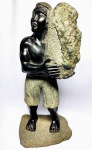 MAGNIFICA ESCULTURA FINAMENTE EXECUTADA EM RARO BLOCO DE XISTO DE ESMERALDA REPRESENTANDO CLÁSSICA FIGURA DE GARIMPEIRO COM RICOS DETALHES E ACABAMENTO. MEDE APROX 48 X 20 CM. PESO 12 KG. ORIGEM BRASIL. EXCELENTE ESTADO DE CONSERVAÇÃO.