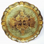 FLORENCE - Bela e clássica bandeja Fiorentina produzida em madeira policromada com rico desenho com cores vibrantes e orla elevada. Itália meados do séc XX . Bom estado de conservação. ,Mede 40 cm de diâmetro.