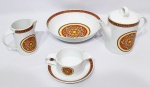 SCHIMIDT - Elegante conjunto de serviço executado em porcelana de ótima manufatura nacional, lindos detalhes com ricas colorações. Composto por 1 bule, 1 leiteira, 1 bowl e 1 cremeira. Perfeito estado de conservação. Bowl mede 7 x 26,5 cm e bule 18 x 22 x 12 cm.