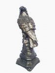 Imponente e lindíssima escultura executada em petit bronze patinado de excepcional fundição e qualidade escultórica representando majestosa Águia riquíssima em movimentos e detalhes. Base ricamente trabalhada. Mede 60 x 20 x 20 cm. Perfeito estado de conservação.