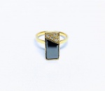 ALPHONSE JOALLIER & FILHO - MAGNIFCO ANEL DE OURO AMARELO 18 K TEOR 750, DESIGN EXCLUSIVO DE EXCEPCIONAL OURIVESARIA COM PRECIOSO E RADO DIAMANTE NEGRO DE 1.90 CTS , ADORNADO POR FINO ACABAMENTO E RICA CRAVAÇÃO DE DIAMANTES EXTRA BRANCOS, TOTALIZANDO 0.30 CTS. EXCELENTE ESTADO DE CONSERVAÇÃO. ARO MEDE 1,8 CM. ARMAÇÃO 1,5 X 0,7 CM . PESO 3.7 G.