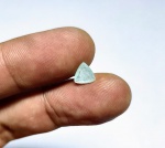 Extraordinária Turmalina Paraíba azul neon extra 100% natural com Certificado GIT , excelente qualidade e clareza transparente , rara e belíssima lapidação trillion brilhante pesando 1.10 cts medindo 7.36 x 6.85 x 3.22 mm . ótimo investimento para montar uma joia de qualidade . origem Brasil.