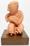INOS CORRADIN com certificado - ''SANFONEIRO'' - Rara e lindíssima escultura em terracota patinada de excelente qualidade escultórica, base em madeira. Assinado Inos, em perfeito estado de conservação. Mede 18 cm de altura x 11 cm de comprimento x 10 cm de largura da base. Acompanha certificado de autenticidade emitido pelo artista autenticado em cartório. Artista premiado e catalogado. NOTA SOBRE O ARTISTA: 1929 Nasce em 14 de novembro, em Vogogna, Piemonti, Itália. Com alguns meses seus pais transferem-se para Montreaux, Suíça Francesa, onde permanece até os 5 anos de idade. Depois, volta para a Itália, em Castelbado, Província de Padova, terra de seus pais, onde passa a infância e juventude. 1945Estuda pintura com o professor Tardivello. 1947Colabora com o pintor Pendini na execução de um mural alusivo aos mártires da resistência italiana, em Castelbaldo, Padova Itália. 1950Chega ao Brasil, estabelecendo-se em Jundiaí, São Paulo. 1951Conhece o pintor argentino Osvaldo Navarro que dirige o Atelier Cooperativa Politone na Vila Mariana, São Paulo. É convidado a fazer parte do núcleo artístico do qual participam, entre outros, os pintores: Ian Woronieki e Geraldo Trindade Leal e mais cinco pintores. 1952Convidado a participar do II Salão Paulista de arte moderna de São Paulo. 1953Chega a Salvador da Bahia com o pintor Trindade Leal. Conhece o grupo artístico baiano da época: Mário Cravo Júnior, Rubens Valentin, Aguinaldo dos Santos, Caribè, Raimundo de Oliveira, Pancetti, Jenner Augusto, Wilson Rocha e Mirabeau Sampaio, o crítico Wilson Rocha e o cantor e compositor Dorival Caymmi. 1954Convidado a participar do Salão Nacional de Arte Moderna do Rio de Janeiro.Osvaldo Gil Navarro o convida a participar da equipe de cenógrafos do Ballet do IV Centenário de São Paulo. Executa cenários para ballet e peças teatrais para Rugero Giacobbi e Aldo Cravo.1955Continua ativo como cenógrafo. 1957Começa uma nova fase de sua vida. Chega a Ibiúna, São Paulo, onde pinta e trabalha com os madeireiros que na época tinham na madeira sua principal fonte de economia, de onde extraia madeira para sua pequena fábrica de brinquedos. Nesta cidade, conhece o seu primeiro e mais importante marchand: Américo Reisfeld, que após cessar suas atividades é sucedido por seu genro, o Sr. Josef Bar-Tzion, que o representa em diversas exposições internacionais. 1960Casa-se com Maria Helena Rolin Carmelo com a qual teve três filhos. 1976É representado pela Sra. Carla Surian Albori com exclusividade européia. 1977Faz sua primeira exposição individual na Galeria de Arte André São Paulo, hoje denominada Nova André Galeria, onde trabalhou com exclusividade para André Blau, desde o começo da década de 60. 1979Contratado para pintar um cenário 8 x 11m para o teatro de Rovigo Itália 1990A Prefeitura de Jundiaí adquire 5 obras, com motivos religiosos, que estão expostos no Velório Municipal Adamastor Fernandes. 1993A Prefeitura Municipal de Jundiaí lhe presta uma homenagem pelos seus 40 Anos de Pintura, organizando uma exposição retrospectiva no Paço Municipal Nova Jundiaí, com obras emprestadas por inúmeros colecionadores. 1997Lança o livro La Visione Incantata na Nova André Galeria, em S.Paulo, com uma exposição. (livro lançado simultaneamente no Brasil e na Europa), lançado por Edas Edizioni DArte Surian. 2001Lança seu livro Venticinque Anni di mostre in Europa, lançado por Edas Edizioni DArte Surian. 2002A Companhia Italiana Costa Navegações lança ao mar o navio Costa Atlântica em Veneza e o contrata para decorar suas cabines com 800 serigrafias e 42 óleos sobre tela.Passa a fazer parte dos anais da Câmara Federal com discurso feito pelo Deputado Federal André Benassi ressaltando sua importância na pintura no Brasil e exterior. 2004Comemora 50 anos de pintura com uma super exposição no Hotel Intercontinental, na Al.Santos em S.Paulo, onde lançou seu livro 50 Anos de Pintura, editado por Auderi Martins. 2005É solicitado pela Prefeitura Municipal de Jundiaí, através do Prefeito Ary Fossen para criar um selo comemorativo dos 350 anos da cidade. Este selo também foi lançado pela Empresa Brasileira de Correios e Telégrafos. 2006É homenageado pela Associação Terapêutica de Estimulação Auditiva e Linguagem - ATEAL, juntamente com a Prefeitura Municipal de Jundiaí, em função de sua benemerência com as crianças assistidas dessa ONG, que inclusive reproduziram de forma singular algumas de suas obras. 2007Pinta o óleo sobre tela Tributo à Serra do Japi (l,80 x 9,00m), cuja réplica transformada num painel de 9,00 e 4,5 metros, encontra-se em exposição permanente na Rodoviária de Jundiaí, a convite do Prefeito Ary Fossen. 2008Lançamento do documentário INOS que traça um panorama de sua vida artística nos seus 56 anos de carreira, bem como curiosidades de sua vida pessoal. 2009Ano em que Inos completa 80 anos. As comemorações começaram em maio, na Itália, onde ele foi homenageado pela Prefeitura de Padova, através do Prefeito Flavio Zanonato, com uma exposição num Palácio Medieval do século XVI, na Salla della Gran Guardia na Piazza dei Signori.Em setembro, Inos fecha as comemorações com uma grande exposição na Nova André Galeria, onde trabalhou com exclusividade por 30 anos. Inos retorna à sua velha casa, depois de percorrer um longo caminho com mais de 200 exposições internacionais.Ainda em 2009,lança a 2ª edição do livro 50 Anos de Pintura com uma noite de autógrafos na Livraria da Vila, Al.Lorena em S.Paulo; 2010A Prefeitura de Jundiaí, por iniciativa do prefeito, Sr. Miguel Haddad, presta-lhe uma homenagem pelos seus 80 anos com uma exposição de esculturas e fotos de sua carreira ao lado de familiares e celebridades do mundo das artes, da música e da política nacional e internacional. O momento mais emocionante da homenagem foi o espetáculo musical, organizado por sua assessora Sandra Carnio, chamado Um concerto para Inos com músicas que retrataram momentos marcantes da vida do pintor, tendo à frente a cantora Clarina Fasanaro e músicos convidados.A convite do artista Ivald Granato passa a integrar o Grupo dos Onze (G11). O referido grupo é composto de renomados artistas da atualidade, dentre eles Cláudio Tozzi, Mario Gruber, Peticov, entre outros.A escultura O Saxofonista é escolhida para premiar sessenta grandes nomes da indústria musical brasileira no evento Expo Show Business, promovido por Tom Gomes. Dentre os premiados, Dody Serena, empresário do cantor Roberto Carlos, Guto Graça Mello, produtor musical da TV Globo, Marcelo Castello Branco, presidente da gravadora EMI e José Celso Guida, diretor geral da gravadora Biscoito Fino. 2011É homenageado com a exposição Gabinete de Arte Inos Corradin na Câmara Federal Brasília - DF , por ocasião do Momento Itália/Brasil. Inos que chegou ao Brasil na década de 50 é um símbolo da ligação e amizade entre brasileiros e italianos. 2013É homenageado na cidade de Padova - Itália, com o prêmio "Città di Padova 2013" pela sua trajetória artística.