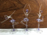 ALEMANHA - Belíssimo e delicado lote formado por 3 esculturas finamente executadas em cristal de ótima qualidade e manufatura alemã representando três bailarinas com tonalidades translúcida e rosa . Medem 14 x 9 cm cada. Excelente estado de conservação.