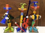 MURANO - Belo e elegante lote composto por três esculturas em vidro artístico de Murano representando alegres Palhaços tocando trompete, violoncelo e sanfona, ricamente decorados com riquíssimas colorações. Perfeito estado de conservação, medem aproximadamente 17 x 9 cm cada.