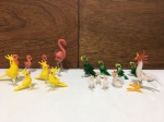 Lindo e delicado lote composto por 16 esculturas finamente executadas em vidro artístico de murano de ótima qualidade e manufatura representando famílias de calopsitas, flamingos, galinhas e papagaios, tonalidades translúcidas e diversas cores vibrantes. Maior peça mede 9 cm. Perfeito estado de conservação.