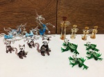 Lindo e delicado lote composto por 16 esculturas finamente executadas em vidro artístico de murano de ótima qualidade e manufatura representando famílias de unicórnios, gatos, anjos e sapos, tonalidades translúcidas e diversas cores vibrantes. Maior peça mede 9 cm. Perfeito estado de conservação.