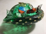 Charmoso e lindo centro de mesa executado em vidro artístico de murano de excelente qualidade, design moderno com motivo de coração, acompanha três balas de mesmo feitio. Mede aproximadamente 5 x 11 cm. Perfeito estado de conservação.