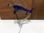 Belíssima e delicada escultura finamente executada em cristal de ótima qualidade e manufatura alemã representando belo avião, em tonalidades translúcida e azul cobalto. Mede 15 x 15 cm. Perfeito estado de conservação.
