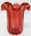 MURANO - Belíssimo e elegante vaso em vidro artístico de Murano, design exclusivo dito ´´Napoli´´ de bela tonalidade, feitio gomado com bolhas, pó de ouro espalhado e linda borda. Itália século XX. Perfeito estado de conservação, mede aproximadamente 14 cm de altura x 12 cm de diâmetro.