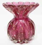 MURANO - Belíssimo e delicado vaso dito trouxinha fiore em vidro artístico de Murano, feitio com bolhas, pó de ouro e linda borda. Itália século XX. Perfeito estado de conservação. Mede 16 cm de altura x 14 cm de largura aproximadamente.