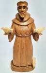 Lindíssima e antiga escultura finamente trabalhada em madeira nobre de excelente qualidade escultórica representando bela imagem de São Francisco de Assis, ricamente decorada com ricos detalhes em sua volta. Mede 23 x 12 x 5,5 cm. Perfeito estado de conservação.