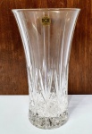 ITÁLIA - Elegante vaso executado finamente em cristal chumbo italiano de tonalidade translúcida de ótima qualidade, ricamente lapidado com lindos detalhes. Mede 25 x 14 cm. Perfeito estado de conservação.