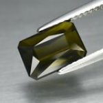Preciosa e Belíssima Turmalina Verde Oliva extra 100% natural de excelente qualidade e clareza VVS,  rara lapidação corte de tesoura, pesando 3.04 cts medindo 9.2 x 6.4 mm . ótimo investimento para montar uma joia de qualidade . origem Moçambique, África . Gema preciosa devido a seu tamanho e forte coloração .