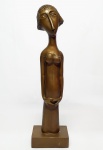 INOS CORRADIN com certificado - ''Grávida'' Edição Limitada (54 de 100) - Linda e raríssima escultura em bronze patinado de excepcional qualidade escultórica e fundição, elegantemente montada sobre base de mesmo feitio. Assinado Inos e 54 de 100. Perfeito estado de conservação. Mede 30 x 08 x 05 cm. Acompanha certificado de autenticidade emitido pelo artista e registrado em cartório. NOTA: Artista premiado e catalogado.1929 Nasce em 14 de novembro, em Vogogna, Piemonti, Itália. Com alguns meses seus pais transferem-se para Montreaux, Suíça Francesa, onde permanece até os 5 anos de idade. Depois, volta para a Itália, em Castelbado, Província de Padova, terra de seus pais, onde passa a infância e juventude. 1945 estuda pintura com o professor Tardivello. 1947Colabora com o pintor Pendini na execução de um mural alusivo aos mártires da resistência italiana, em Castelbaldo, Padova Itália. 1950Chega ao Brasil, estabelecendo-se em Jundiaí, São Paulo. 1951Conhece o pintor argentino Osvaldo Navarro que dirige o Atelier Cooperativa Politone na Vila Mariana, São Paulo. É convidado a fazer parte do núcleo artístico do qual participam, entre outros, os pintores: Ian Woronieki e Geraldo Trindade Leal e mais cinco pintores. 1952Convidado a participar do II Salão Paulista de arte moderna de São Paulo. 1953Chega a Salvador da Bahia com o pintor Trindade Leal. Conhece o grupo artístico baiano da época: Mário Cravo Júnior, Rubens Valentin, Aguinaldo dos Santos, Caribè, Raimundo de Oliveira, Pancetti, Jenner Augusto, Wilson Rocha e Mirabeau Sampaio, o crítico Wilson Rocha e o cantor e compositor Dorival Caymmi. 1954Convidado a participar do Salão Nacional de Arte Moderna do Rio de Janeiro.Osvaldo Gil Navarro o convida a participar da equipe de cenógrafos do Ballet do IV Centenário de São Paulo. Executa cenários para ballet e peças teatrais para Rugero Giacobbi e Aldo Cravo.1955Continua ativo como cenógrafo. 1957Começa uma nova fase de sua vida. Chega a Ibiúna, São Paulo, onde pinta e trabalha com os madeireiros que na época tinham na madeira sua principal fonte de economia, de onde extraia madeira para sua pequena fábrica de brinquedos. Nesta cidade, conhece o seu primeiro e mais importante marchand: Américo Reisfeld, que após cessar suas atividades é sucedido por seu genro, o Sr. Josef Bar-Tzion, que o representa em diversas exposições internacionais. 1960Casa-se com Maria Helena Rolin Carmelo com a qual teve três filhos. 1976É representado pela Sra. Carla Surian Albori com exclusividade européia. 1977Faz sua primeira exposição individual na Galeria de Arte André São Paulo, hoje denominada Nova André Galeria, onde trabalhou com exclusividade para André Blau, desde o começo da década de 60. 1979Contratado para pintar um cenário 8 x 11m para o teatro de Rovigo Itália 1990A Prefeitura de Jundiaí adquire 5 obras, com motivos religiosos, que estão expostos no Velório Municipal Adamastor Fernandes. 1993A Prefeitura Municipal de Jundiaí lhe presta uma homenagem pelos seus 40 Anos de Pintura, organizando uma exposição retrospectiva no Paço Municipal Nova Jundiaí, com obras emprestadas por inúmeros colecionadores. 1997Lança o livro La Visione Incantata na Nova André Galeria, em S.Paulo, com uma exposição. (livro lançado simultaneamente no Brasil e na Europa), lançado por Edas Edizioni DArte Surian. 2001Lança seu livro Venticinque Anni di mostre in Europa, lançado por Edas Edizioni DArte Surian. 2002A Companhia Italiana Costa Navegações lança ao mar o navio Costa Atlântica em Veneza e o contrata para decorar suas cabines com 800 serigrafias e 42 óleos sobre tela.Passa a fazer parte dos anais da Câmara Federal com discurso feito pelo Deputado Federal André Benassi ressaltando sua importância na pintura no Brasil e exterior. 2004Comemora 50 anos de pintura com uma super exposição no Hotel Intercontinental, na Al.Santos em S.Paulo, onde lançou seu livro 50 Anos de Pintura, editado por Auderi Martins. 2005É solicitado pela Prefeitura Municipal de Jundiaí, através do Prefeito Ary Fossen para criar um selo comemorativo dos 350 anos da cidade. Este selo também foi lançado pela Empresa Brasileira de Correios e Telégrafos. 2006É homenageado pela Associação Terapêutica de Estimulação Auditiva e Linguagem - ATEAL, juntamente com a Prefeitura Municipal de Jundiaí, em função de sua benemerência com as crianças assistidas dessa ONG, que inclusive reproduziram de forma singular algumas de suas obras. 2007Pinta o óleo sobre tela Tributo à Serra do Japi (l,80 x 9,00m), cuja réplica transformada num painel de 9,00 e 4,5 metros, encontra-se em exposição permanente na Rodoviária de Jundiaí, a convite do Prefeito Ary Fossen. 2008Lançamento do documentário INOS que traça um panorama de sua vida artística nos seus 56 anos de carreira, bem como curiosidades de sua vida pessoal. 2009Ano em que Inos completa 80 anos. As comemorações começaram em maio, na Itália, onde ele foi homenageado pela Prefeitura de Padova, através do Prefeito Flavio Zanonato, com uma exposição num Palácio Medieval do século XVI, na Salla della Gran Guardia na Piazza dei Signori.Em setembro, Inos fecha as comemorações com uma grande exposição na Nova André Galeria, onde trabalhou com exclusividade por 30 anos. Inos retorna à sua velha casa, depois de percorrer um longo caminho com mais de 200 exposições internacionais.Ainda em 2009,lança a 2ª edição do livro 50 Anos de Pintura com uma noite de autógrafos na Livraria da Vila, Al.Lorena em S.Paulo; 2010A Prefeitura de Jundiaí, por iniciativa do prefeito, Sr. Miguel Haddad, presta-lhe uma homenagem pelos seus 80 anos com uma exposição de esculturas e fotos de sua carreira ao lado de familiares e celebridades do mundo das artes, da música e da política nacional e internacional. O momento mais emocionante da homenagem foi o espetáculo musical, organizado por sua assessora Sandra Carnio, chamado Um concerto para Inos com músicas que retrataram momentos marcantes da vida do pintor, tendo à frente a cantora Clarina Fasanaro e músicos convidados.A convite do artista Ivald Granato passa a integrar o Grupo dos Onze (G11). O referido grupo é composto de renomados artistas da atualidade, dentre eles Cláudio Tozzi, Mario Gruber, Peticov, entre outros.A escultura O Saxofonista é escolhida para premiar sessenta grandes nomes da indústria musical brasileira no evento Expo Show Business, promovido por Tom Gomes. Dentre os premiados, Dody Serena, empresário do cantor Roberto Carlos, Guto Graça Mello, produtor musical da TV Globo, Marcelo Castello Branco, presidente da gravadora EMI e José Celso Guida, diretor geral da gravadora Biscoito Fino. 2011É homenageado com a exposição Gabinete de Arte Inos Corradin na Câmara Federal Brasília - DF , por ocasião do Momento Itália/Brasil. Inos que chegou ao Brasil na década de 50 é um símbolo da ligação e amizade entre brasileiros e italianos. 2013É homenageado na cidade de Padova - Itália, com o prêmio "Città di Padova 2013" pela sua trajetória artística.