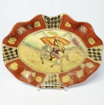 SATSUMA - Rara e linda antiga travessa de coleção finamente executada em porcelana de excepcional qualidade e manufatura, clássico motivo de cavaleiro ao centro e trabalho craquelê. Mede 29 x 22 cm. Bom estado de conservação.