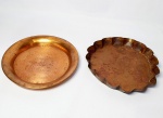 Antigo lote composto por 2 pratos executados á mão em cobre de excelente fundição. Sendo um com bordas trabalhadas. Brasil inicio do século XX. Medem aproximadamente 16 cm de diâmetro cada. Bom estado de conservação.