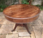 ELEGANTE MESA CONSTRUÍDA EM MADEIRA NOBRE DE JACARANDÁ. CLÁSSICO ESTILO INGLÊS. TAMPO REDONDO, COLUNA ESTILO BALAUSTRE SOBRE PÉS RECURVOS DECORADOS COM FRISO . BRASIL MEADOS DO SÉCULO XX . EXCELENTE ESTADO DE CONSERVAÇÃO . MEDE 78 CM DE ALTURA X 100 CM DE DIÂMETRO .