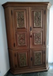 MAGNIFICO MÓVEL BAR DE CANTO FINAMENTE EXECUTADO EM MADEIRA NOBRE DE ESTILO COLONIAL. PORTAS DECORADAS COM RICO ENTALHE, INTERIOR COM DIVISÓRIAS E PRATELEIRAS. BRASIL MEADOS DO SÉCULO XX. ÓTIMO ESTADO DE CONSERVAÇÃO, ACOMPANHA CHAVES ORIGINAIS. MEDE APROX 206 X 144 X 60 CM.