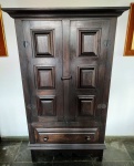 MAGNIFICO ARMÁRIO LOUCEIRO DE ESTILO RÚSTICO FINAMENTE EXECUTADO EM MADEIRA NOBRE DE IMBUIA. BELA MONTAGEM COM PORTAS ALMOFADADAS, FERRAGENS, GAVETÃO, INTERIOR COM PRATELEIRAS, MADEIRA MACIÇA COM ESTRUTURA FIRME E ROBUSTA. BRASIL INICIO DO SÉCULO XX. ÓTIMO ESTADO DE CONSERVAÇÃO. MEDE 170 CM DE ALTURA X 102 CM DE COMPRIMENTO X 46 CM DE LARGURA.