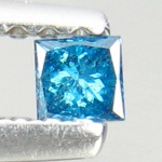 DIAMANTE AZUL - Raro diamante azul de 0.10 ct medindo 2.51 x 2.49 x 1.82 mm , tratamento 100% natural de excelente qualidade e clareza I1 / I2 . Clássica lapidação Princess , origem África . ótimo investimento para montar uma joia de qualidade .