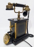 TELEART - RARO E BELÍSSIMO TELEFONE CONSTRUÍDO EM MADEIRA NOBRE COM RICO TRABALHO POLICROMADO, FINO ACABAMENTO E GUARNIÇÕES DE METAL DOURADO E BAQUELITE. PRECIOSA MANUFATURA TELEART. BRASIL MEADOS DO SÉCULO XX. EXCELENTE ESTADO DE CONSERVAÇÃO,. MEDE APROX 32 X 26 X 14 CM. MECANISMO E FIAÇÃO SEM TESTE, APARENTAM BOM ESTADO.