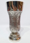 Lindo e antigo vaso executado finamente em metal prateado de excelente fundição, adornado por rico trabalho de folhagens e volutas. Mede 12 x 24,5 cm. Bom estado de conservação.