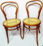 Clássico par de cadeiras estilo Thonet finamente executada em madeira nobre com assento em palhinha preservada. Ambas em excelente estado de conservação. medem aprox 92 cm de altura x 42 cm de diâmetro do assento.