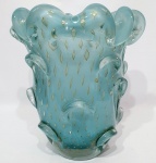 MURANO - Magnífico e grande vaso executado em vidro artístico de Murano, design exclusivo, de bela tonalidade azul opalino, feitio gomado rico em movimentos com bolhas e pó de ouro. Perfeito estado de conservação. Mede 29 cm de altura x 27 cm de diâmetro.