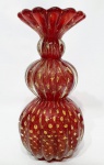 MURANO - Belíssimo vaso centro de mesa em vidro artístico de Murano, design exclusivo, linda tonalidade vermelho marsala, feitio gomado com bolhas e pó de ouro. Perfeito estado de conservação. Mede 28 cm de altura x 12 cm de diâmetro da borda.