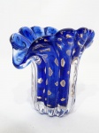 Belíssimo vaso em vidro artístico de Murano estilo Napoleão de tonalidade azul cobalto, feitio com bolhas, pó de ouro e linda borda. Perfeito estado de conservação.13 x 14 x 10 cm.