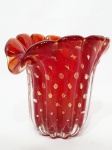 Belíssimo vaso em vidro artístico de Murano estilo Napoleão de tonalidade vermelho granada, feitio com bolhas, pó de ouro e linda borda. Perfeito estado de conservação.13 x 14 x 11,5 cm.