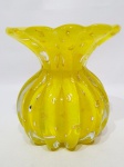 Belíssimo e elegante vaso dito trouxinha fiore em vidro artístico de Murano, feitio com bolhas, pó de ouro e linda borda. Perfeito estado de conservação. Mede 15,5 cm de altura x 14 cm de diâmetro da borda aproximadamente.