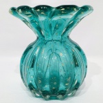 Belíssimo e elegante vaso dito trouxinha fiore, executado em vidro artístico de Murano, feitio com bolhas, pó de ouro espalhado e linda borda, tonalidade azul petróleo. Perfeito estado de conservação. Mede 15,5 cm de altura x 14 cm de diâmetro da borda aproximadamente.