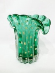 Belíssimo vaso em vidro artístico de Murano estilo Napoleão de tonalidade verde esmeralda, feitio com bolhas, pó de ouro e linda borda. Perfeito estado de conservação.16 x 15 x 11 cm.