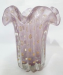 Belíssimo e elegante vaso em vidro artístico de Murano, design exclusivo, de bela tonalidade violeta light, feitio gomado com bolhas, pó de ouro e linda borda. Perfeito estado de conservação, mede aproximadamente 16 cm de altura x 12 cm de largura aproximadamente.