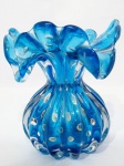 Belíssima e elegante trouxinha em vidro artístico de Murano, design clássico de bela tonalidade azul safira, feitio gomado com bolhas, pó de ouro e linda borda. Perfeito estado de conservação, mede aproximadamente 16 cm de altura x 14 cm de largura.