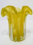 Belíssimo e elegante vaso em vidro artístico de Murano, design exclusivo, de bela tonalidade amarelo brilhante, feitio gomado com bolhas, pó de ouro espalhado e linda borda. Perfeito estado de conservação, mede aproximadamente 15 cm de altura x 13 cm de largura.