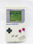 Nintendo Game Boy Dmg De 1989 Funcionando Com Jogo "HOME ALONE 2". Em perfeito estado, funciona tudo. Ideal para colecionadores, original da época. Botões preservados, completamente original. Detalhes conforme fotos, _(ºLº)_ Caso necessite, tire todas suas dúvidas via atendimento personalizado por WhatsApp: (11) 98681-9377 ou pelo e-mail: contato@antiguera.com.br, onde você pode solicitar fotos detalhadas. Não deixe para última hora! Antecipadamente agradecemos pelo seu lance. Sem garantias futuras