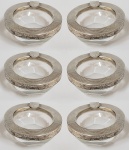 SEIS CINZEROS INDIVIDUAIS E CRISTAIS EM ESPESSOS BLOCOS EM CRISTAL LAPIDADOS EM ALVEOLOS. GUARNIÇÃO EM PRATA  DE LEI DECORADA COM ANEIIS CONCENTRICOS. 7 CM DE DIAMETRO