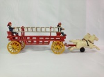 Maravilhoso veículo de bombeiros. Carro de bombeiro puxado por 2 cavalos. Fabricado em ferro fundido. Montado mede 38cm de comprimento. As rodas giram livremente, as escadas e os homens podem ser removidos